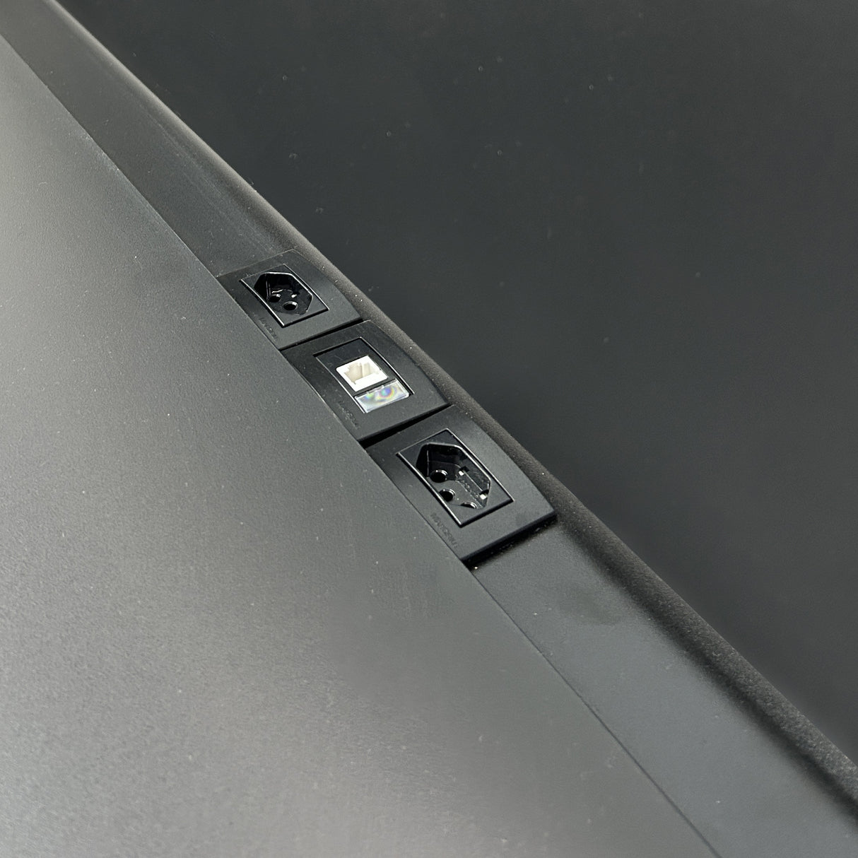 Mesa Plataforma Dupla de 120Lx135P com régua de conectividade e painel divisor em MDP - SM Prime - 76Ax120Lx135P