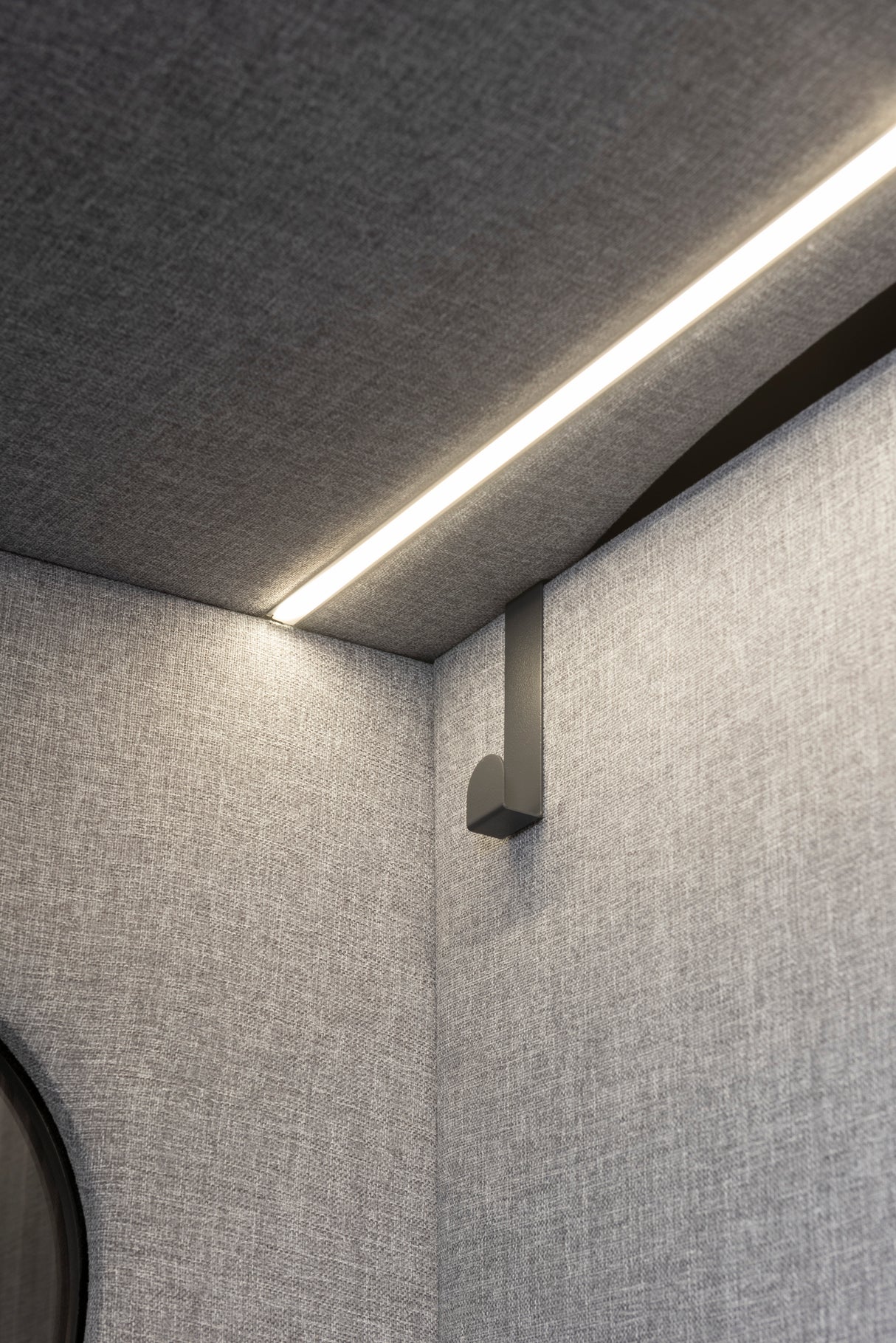 CABINE ACÚSTICA INICIAL 1 LUGAR C/ MESA REGULÁVEL 222A x 95L x 90P